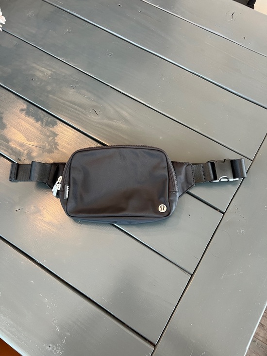 lululemon athletica Handbags - Lululemon Everywhere Belt Bag Large 2 Liter